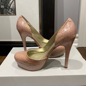 NWOT Guess Pink Snakeskin Pumps